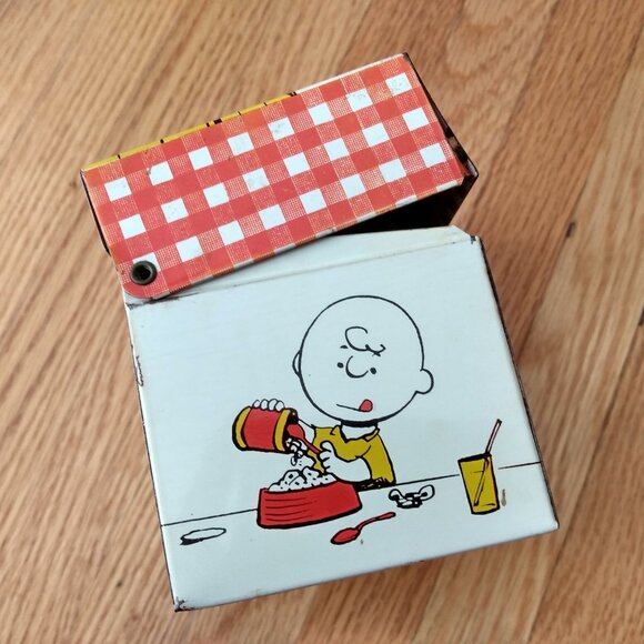 Vintage 60s Snoopy Recipe Box Peanuts Gang Charlie Brown Tin Metal - Picture 11 of 16